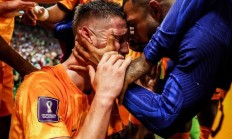 包含东西部球队交锋，场上火药味十足的词条