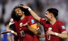 包含卡塔尔球队在赛场上一路颠簸，终获胜利的词条