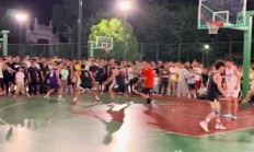 篮球赛场升温，球迷热情助威支持的简单介绍