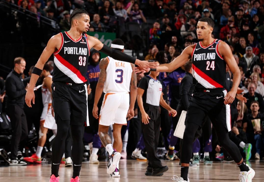 包含开拓者主场惨败马刺，遭遇两连败的词条