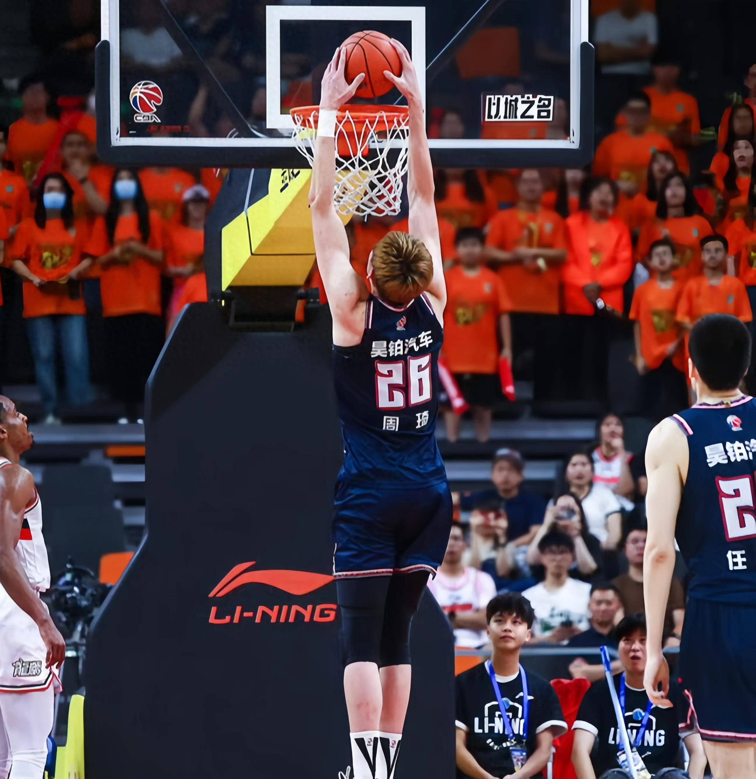 周琦荣膺CBA最佳防守球员，展现出色表现的简单介绍