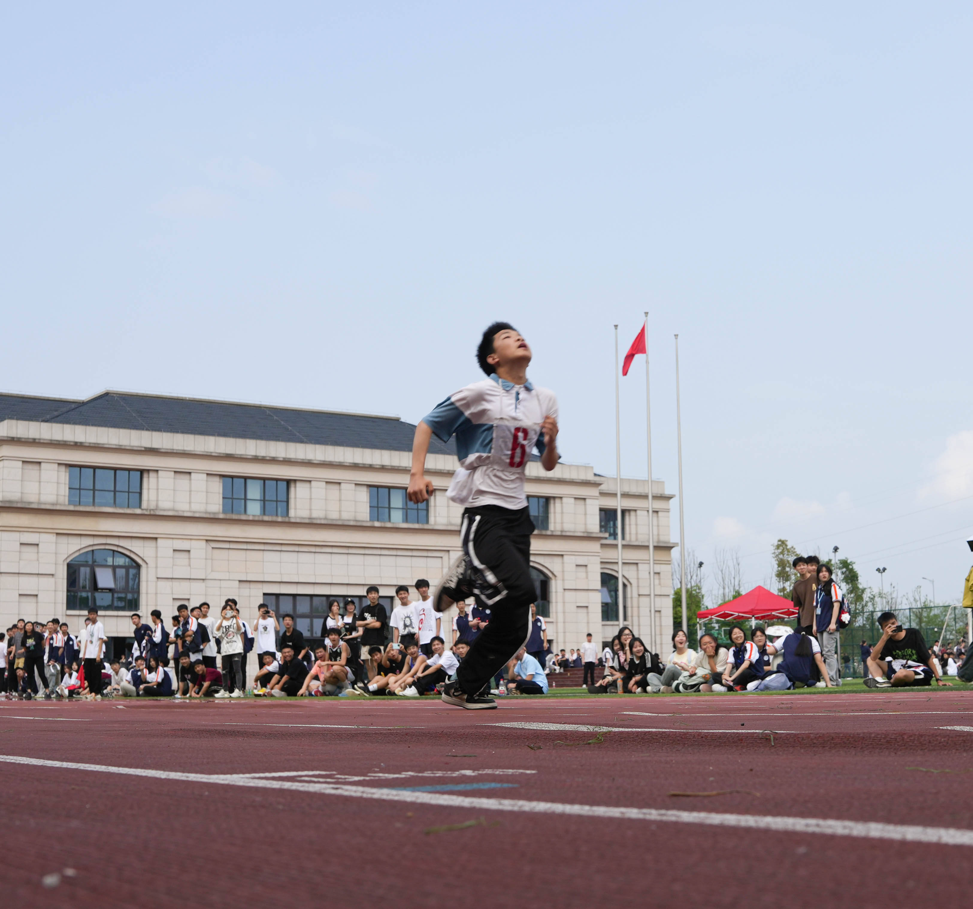 包含雄姿英发：田径选手再现风采的词条