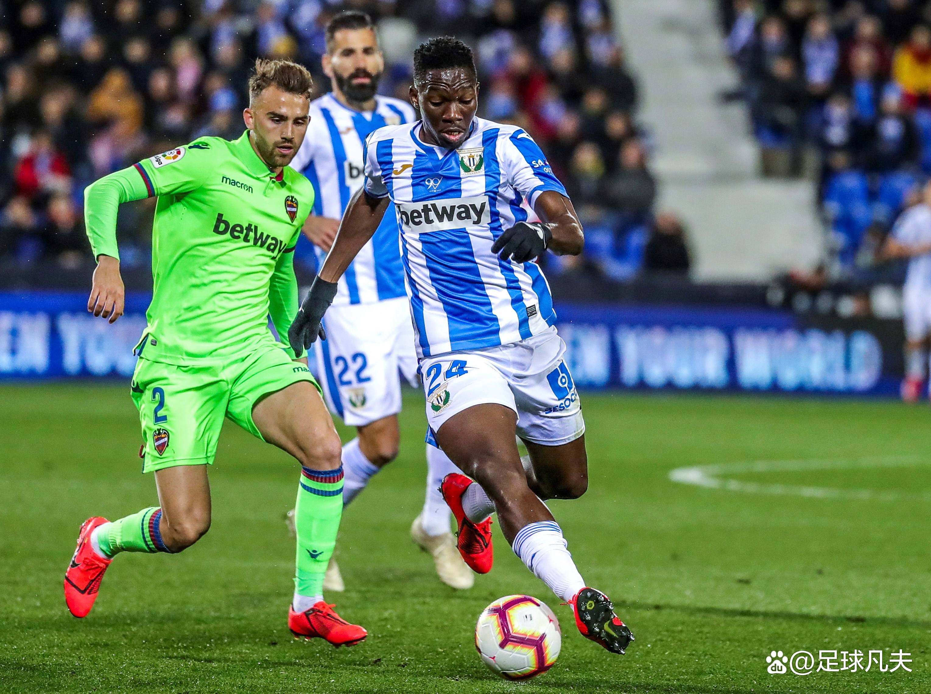 那不勒斯主场大胜维罗纳，继续追逐榜首的简单介绍