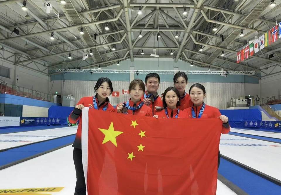 冠军队伍战胜劲旅，为球迷带来惊喜的简单介绍