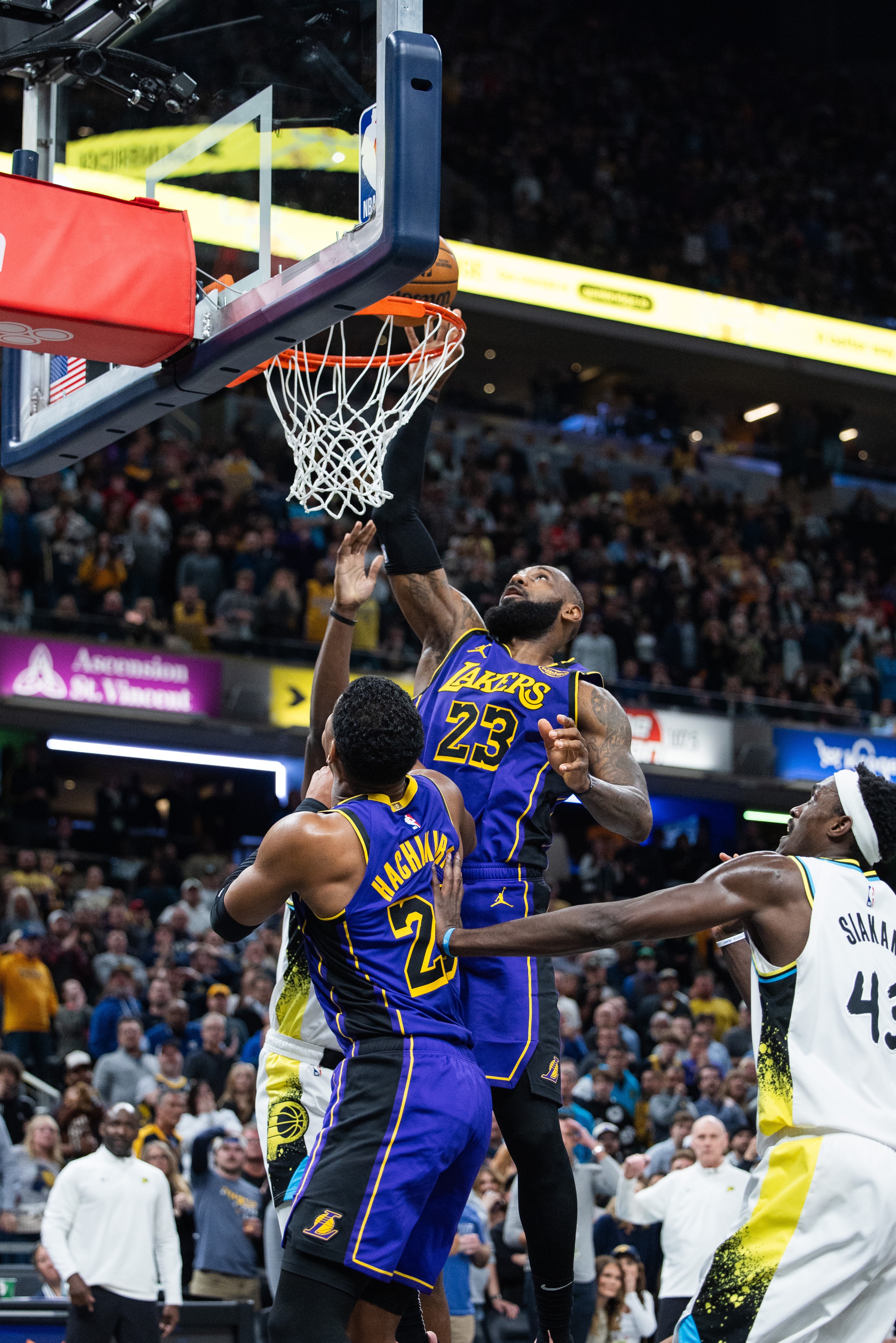 NBA季后赛焦点对决再次上演，悬念迭起