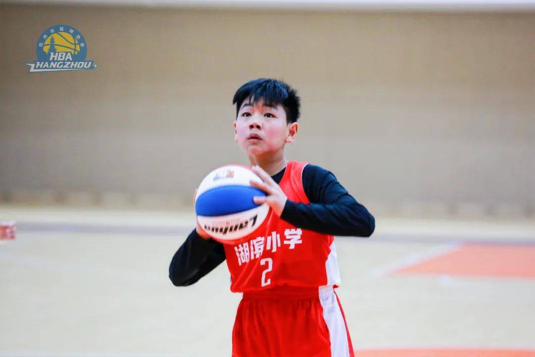 热血比拼！球员斗志昂扬备战重要战役