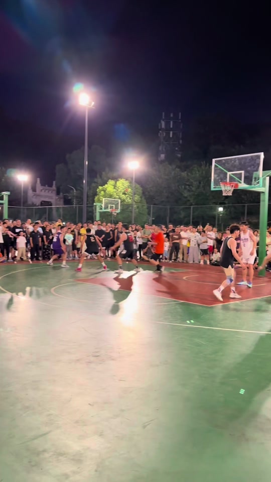篮球赛场升温，球迷热情助威支持的简单介绍