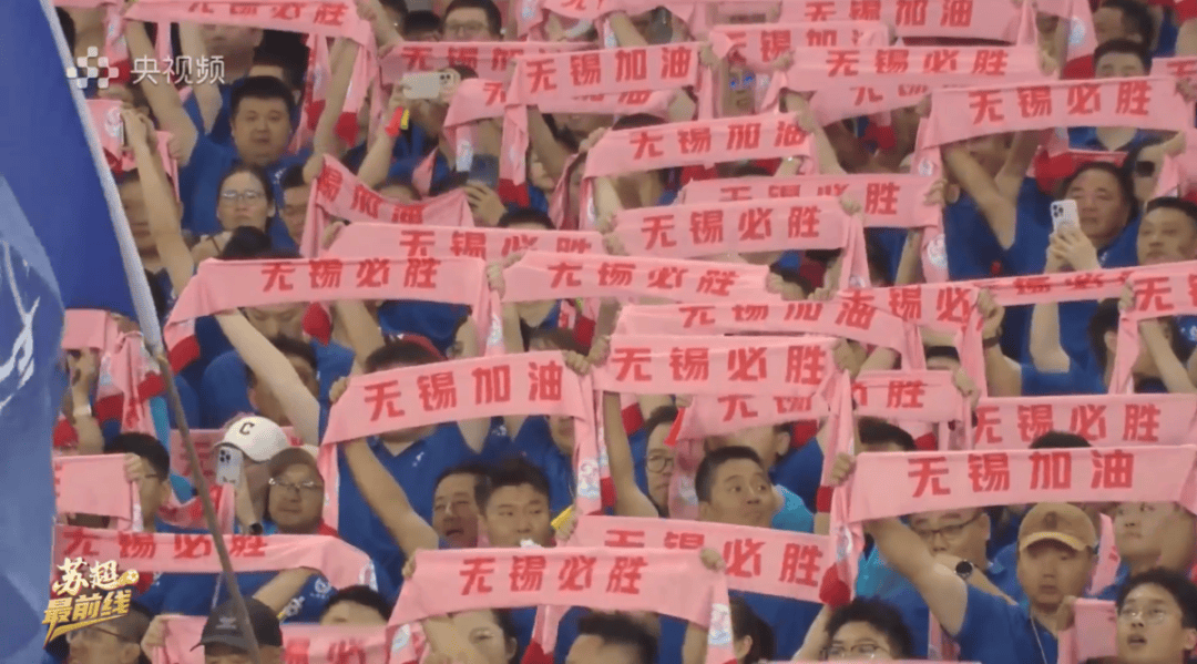 篮球赛场升温，球迷热情助威支持的简单介绍