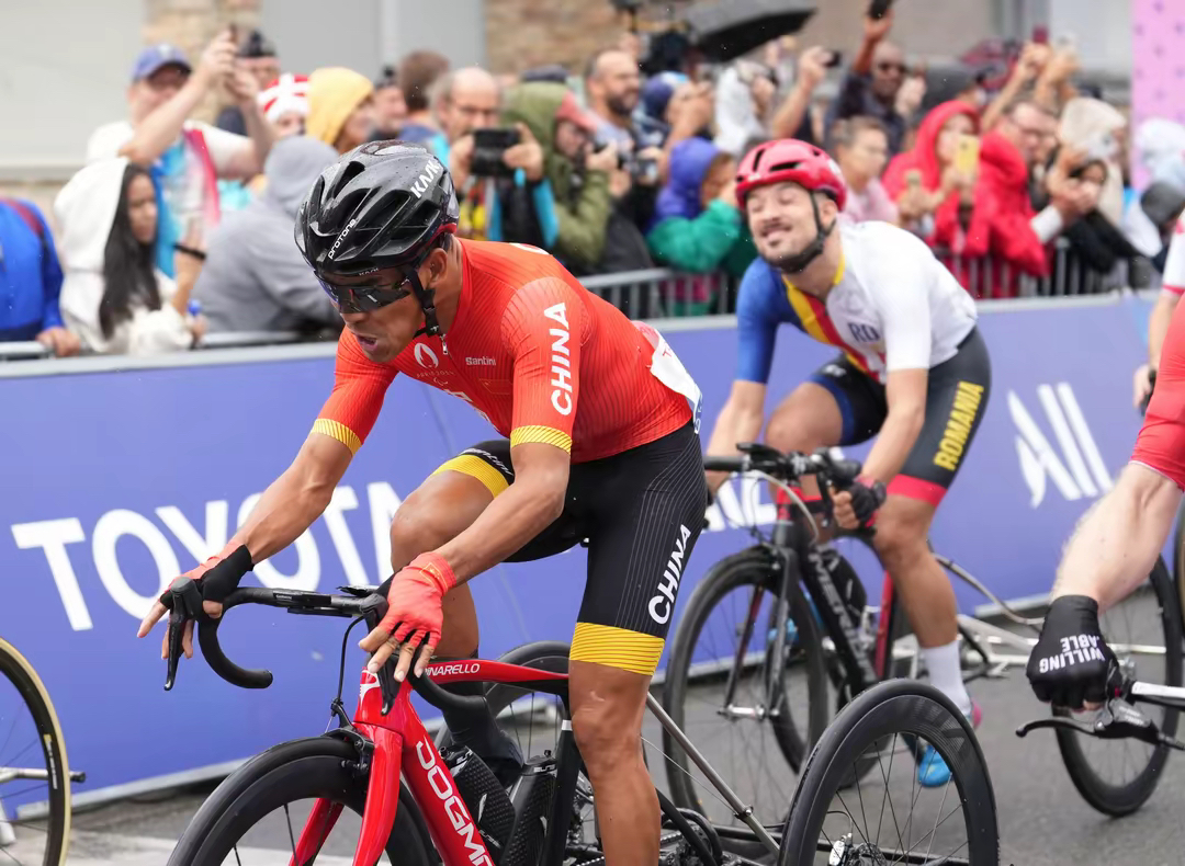 意大利选手赢得自行车比赛金牌