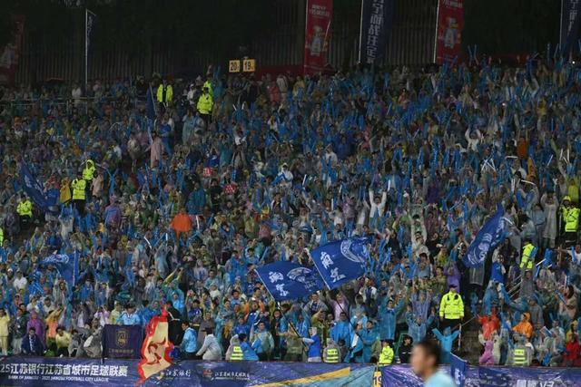 紧张的比赛即将进行,球迷们相约观战 紧张的比赛即将进行,球迷们相约观战